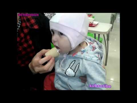 Хадижа пробует мороженое Khadija is trying to ice cream