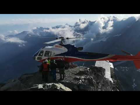 Frana sul Cervino, trenta alpinisti evacuati con l'elicottero (Video)