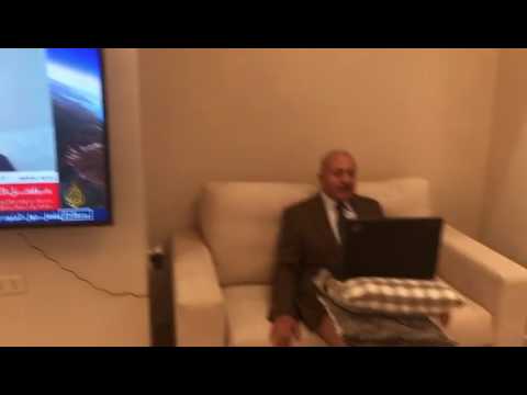 طالع على قناة الجزيرة بملابسه الداخلية