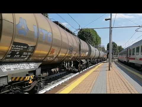 E 483 104 con merci carri chiusi e cisterne in transito a Lodi