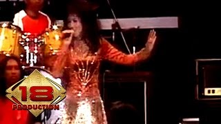 Download lagu Uut Permatasari - Putri Panggung (Live Konser Temanggung 26 Desember 2006) mp3