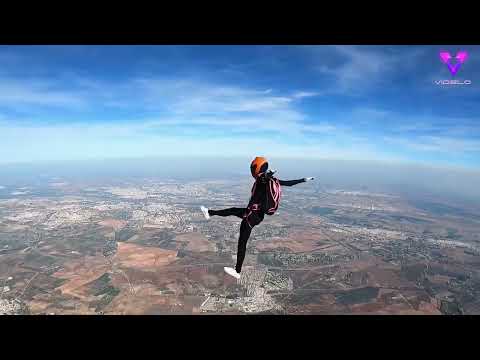 Mira los increíbles saltos en paracaídas de esta joven ucraniana