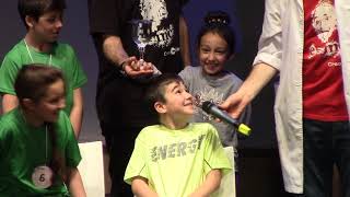 Nens i nenes de 3r a Experimenta la ciència