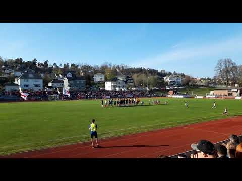 Kjempestemning på Halden Stadion. Kvik-Halden - Fredrikstad FK spillerne kommer på banen 2019