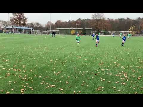 Wedstrijdbeeld uit de wedstrijd SO Soest JO11-1 - VVZ'49 JO11-1 gespeeld op 20 november 2021.