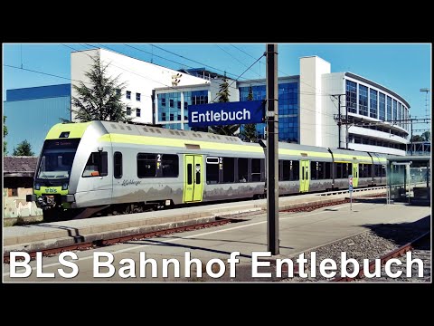 Postautos und BLS Züge beim kleinen Bahnhof Entlebuch, Kanton Luzern, Schweiz 2022