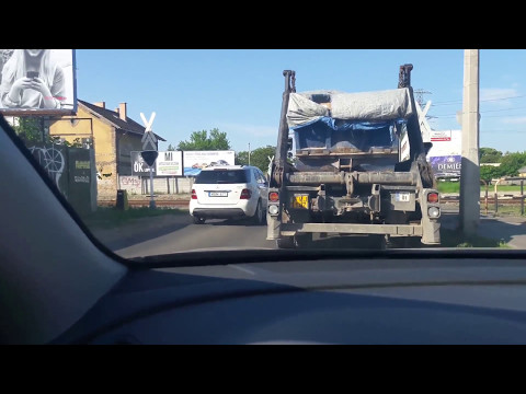 Így előz egy bunkó mercis Újpesten, miután elmegy a vonat