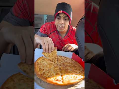 ازااااي البيتزا فالسيارة 😱😂