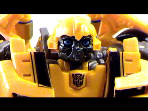 Video review of Transformers Revenge of the fallen; Preview Bumblebee