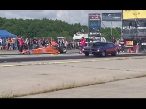 Dragster 327ci turbo VS 1092hp '70 Plymouth Cuda 528ci drag race