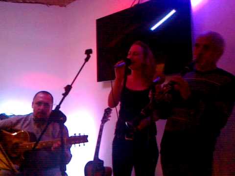 H.A.L.O. - H.A.L.L. tlumočeno pro neslyšící_Láska na 100 let