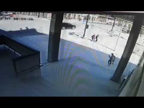 В Якутске мужчина, управляя электросамокатом, совершил наезд на пенсионера