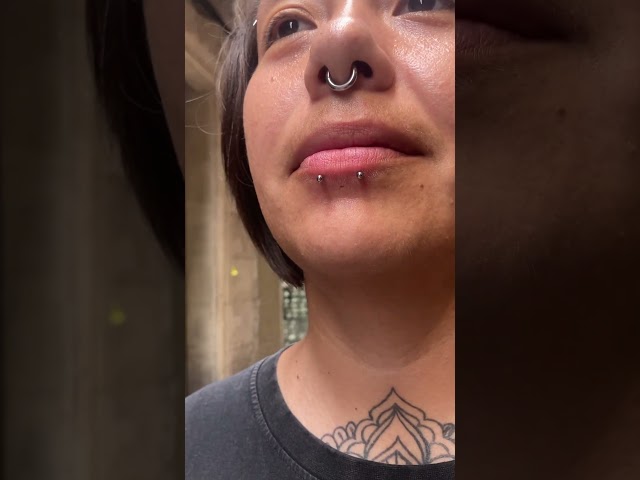 Vídeo relacionado con Moda mujer Punk Resplandor Lengüeta luminosa Nariz Tachuelas Cuerpo Piercing Barbell Práctico y popularÚtil y atractivo.