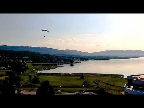 RANNÝ ZÁZRAK NAD ŠÍRAVOU | Paraglajdista v oblakoch nad slovenským morom