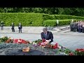 Порошенко поет гимн Украины на возложении цветов к Неизвестному солдату 