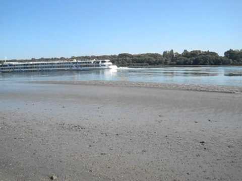 SURÁNY DUNA HAJÓ BESZÍVJA A VIZET