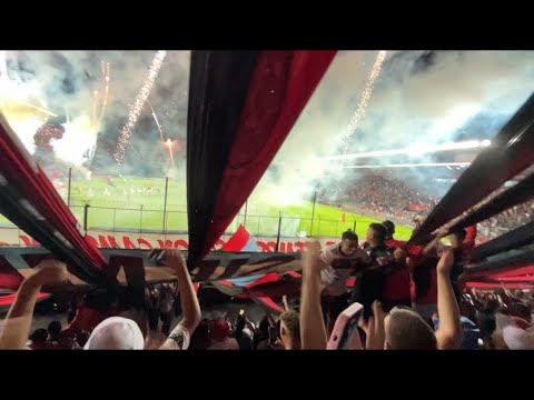 "Recibimiento de la hinchada vs chaco." Barra: Los de Siempre &bull; Club: Colón