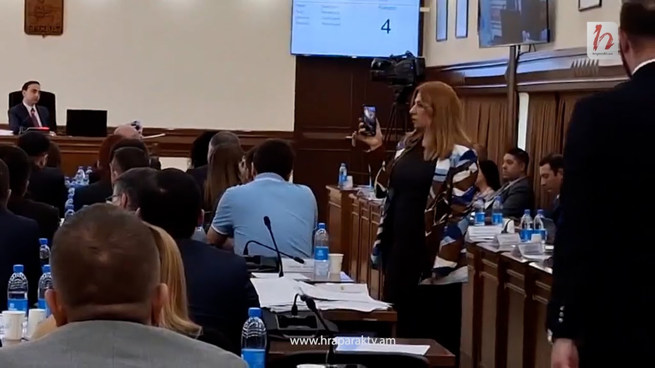 Զարուհի Փոստանջյանը նկարահանում է քաղաքապետարանի աշխատակիցներին