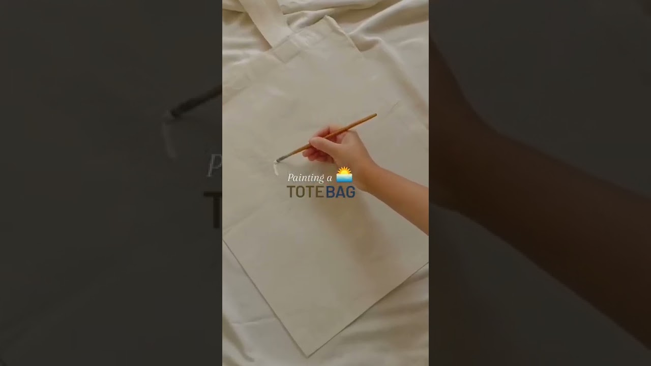 painting a tote bag👜