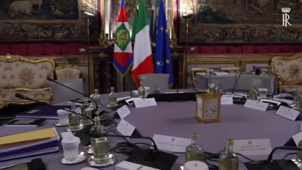 Mattarella alla riunione del Consiglio Supremo di Difesa con Meloni e i Ministri