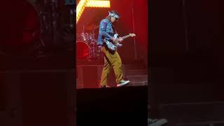 Rivers Cuomo ending an epic guitar solo with some Buddy Holly!!! Weezer Chicago!