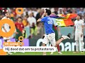 Man rent met regenboogvlag het veld op tijdens WK-wedstrijd