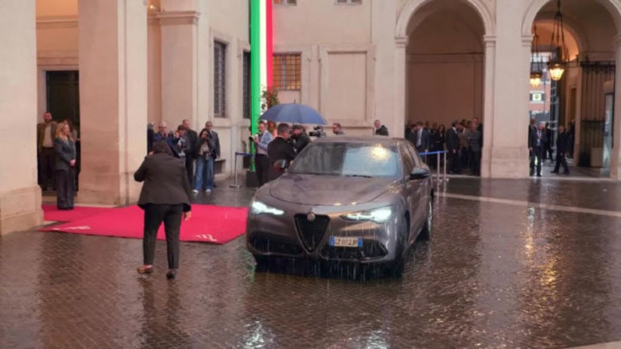 L'abbraccio tra Meloni e Zelensky all'arrivo del Presidente ucraino a Palazzo Chigi