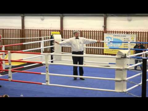 Adrián Kováč (červený)  vs Erik Budz (modrý)