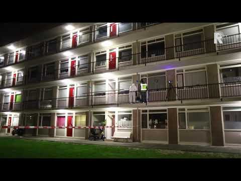 Jongetje (1) van eerste verdieping gegooid in Ridderkerk (Beelden: Willem Duivestein)