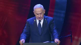 ראש הממשלה בנימין נתניהו באירוע ״שירים לזכרם״ בכנסת (עדכוני משרד ראש הממשלה) - התמונה מוצגת ישירות מתוך אתר האינטרנט יוטיוב. זכויות היוצרים בתמונה שייכות ליוצרה. קישור קרדיט למקור התוכן נמצא בתוך דף הסרטון