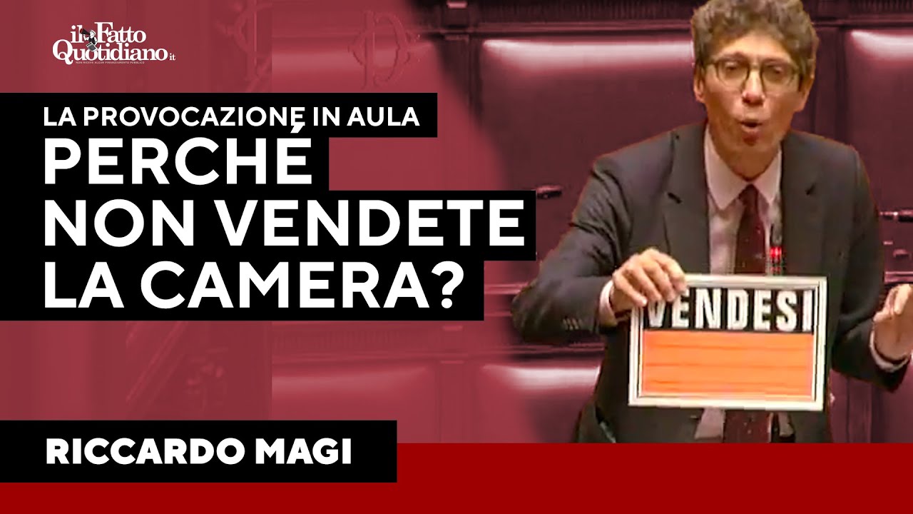 La provocazione di Magi, in Aula con il cartello "vendesi": "Perché non vendete la Camera?"