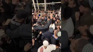 שיעורהאמונה הגדול בעולם - איזו שמחה!!! (הרב אייל עמרמי) - התמונה מוצגת ישירות מתוך אתר האינטרנט יוטיוב. זכויות היוצרים בתמונה שייכות ליוצרה. קישור קרדיט למקור התוכן נמצא בתוך דף הסרטון