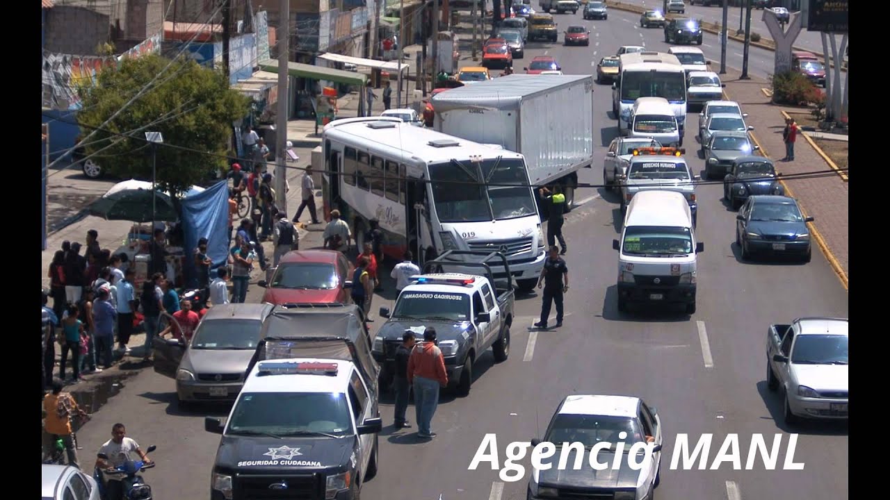Chocan dos camiones en Ecatepec; tres lesionados