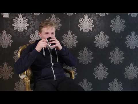 Ville Honkanen Kultatuolissa