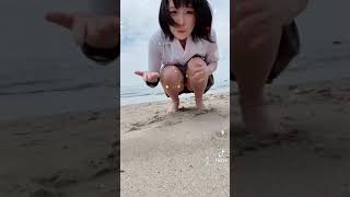 ビーチでパンチラ制服JK