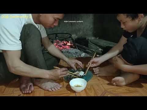 Deliciosos pratos de peixe grelhado de pessoas ao longo do lago Thac Ba