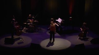 Barbarie, une femme qui chante Barbara : Attendez que ma joie revienne