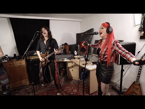 EAZY - Tie Your Mother Down (Queen Cover - Live)