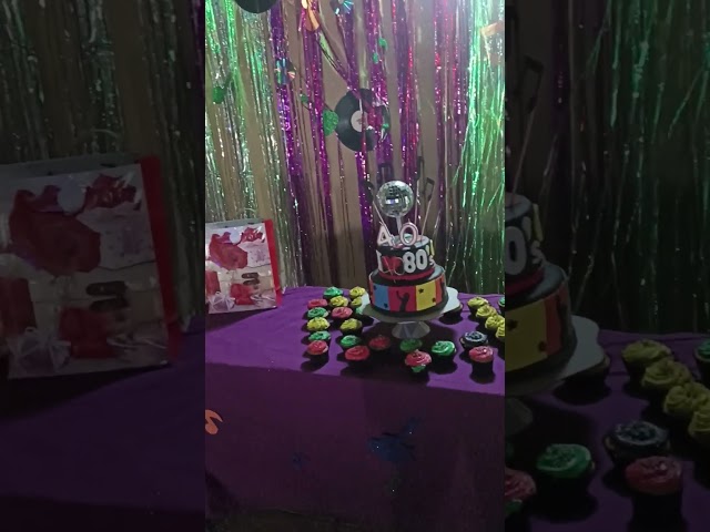 Vídeo relacionado con DPKOW Vuelta a Los Años 80 Pancarta para Decoración de Fiestas de Años 80 Retro, 1980 Años Cumpleaños Foto Fondo Decoración, Neón 80s Pared Cartel Decoracion Interior Casa