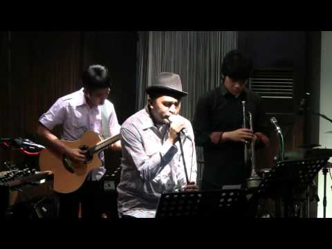 Glenn Fredly ft. Indra Lesmana - Gadis Malam @ Mostly Jazz 03/12/11 [HD]