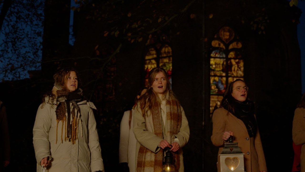 Driestar educatief zingt kerstgroet in centrum van Gouda