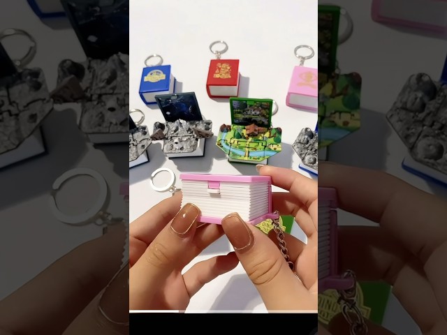 Vídeo relacionado con Regalo novedoso personalizado: mini colgante de libro, llavero de libro 3D, llaveros plegables con diseño de café, juguete sensorial estéreo para aliviar el estrés, bonito dije de libros pequeños para