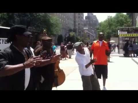 O grupo de rua Acapella Soul canta The Lion Sleeps Tonight em frente ao Metropolitan - NYC