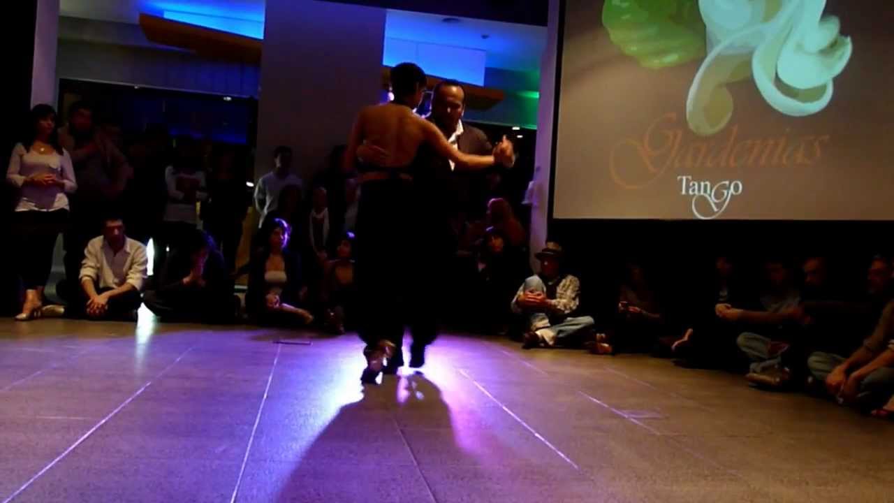 4- La Milonga del Patio presenta a  Veronica Rue y Oscar Montenegro "Esta noche de luna"