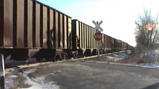 preview picture of video 'CSX 365 NS 8785 WC 7501 11-17-05 Winnebago, WI'