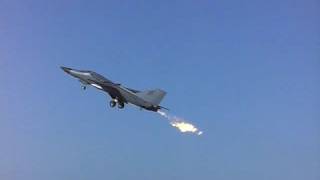 preview picture of video 'F111 - Amberley Air Show 2008 Dump & Burns'