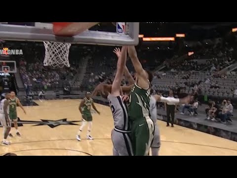 Giannis unleashes a powerful reaching dunk over Jakob Poeltl