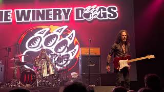 RICHIE KOTZEN frustrated onstage / The Winery Dogs 2023