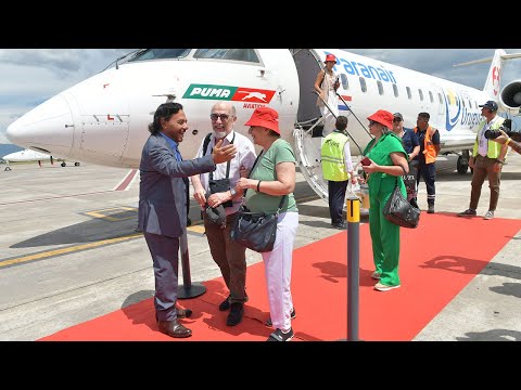 Gustavo Sáenz recibió el primer vuelo Salta – Asunción, la tercera ruta internacional de la provincia