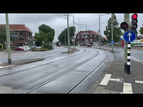 HTM lijn 2 komt aan bij halte station Den Haag Laan van NOI